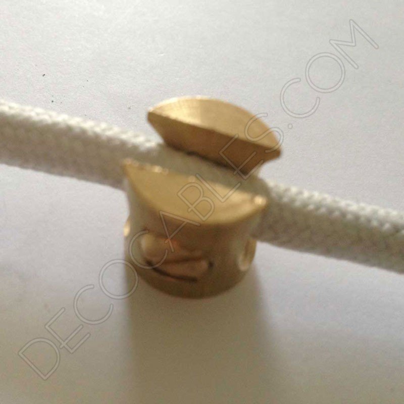 Sujeción metálica para cables en color dorado Sujeción metálica para cables en color dorado