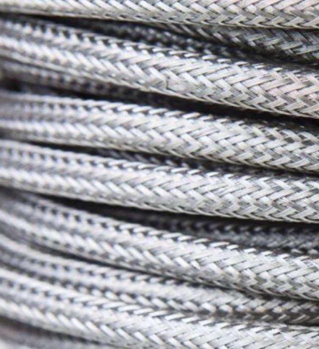 Cable eléctrico redondo metálico de color plata Cable eléctrico redondo metálico de color plata