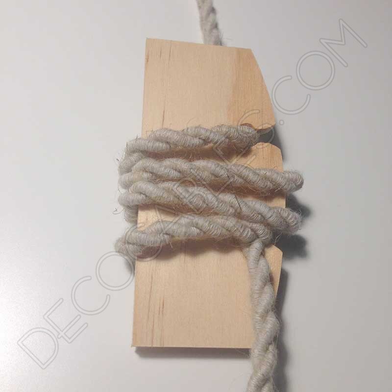 Regulador de altura para cable de lámparas en madera Regulador de altura para cable de lámparas en madera