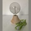 Lámpara de mesa modelo cono de madera
