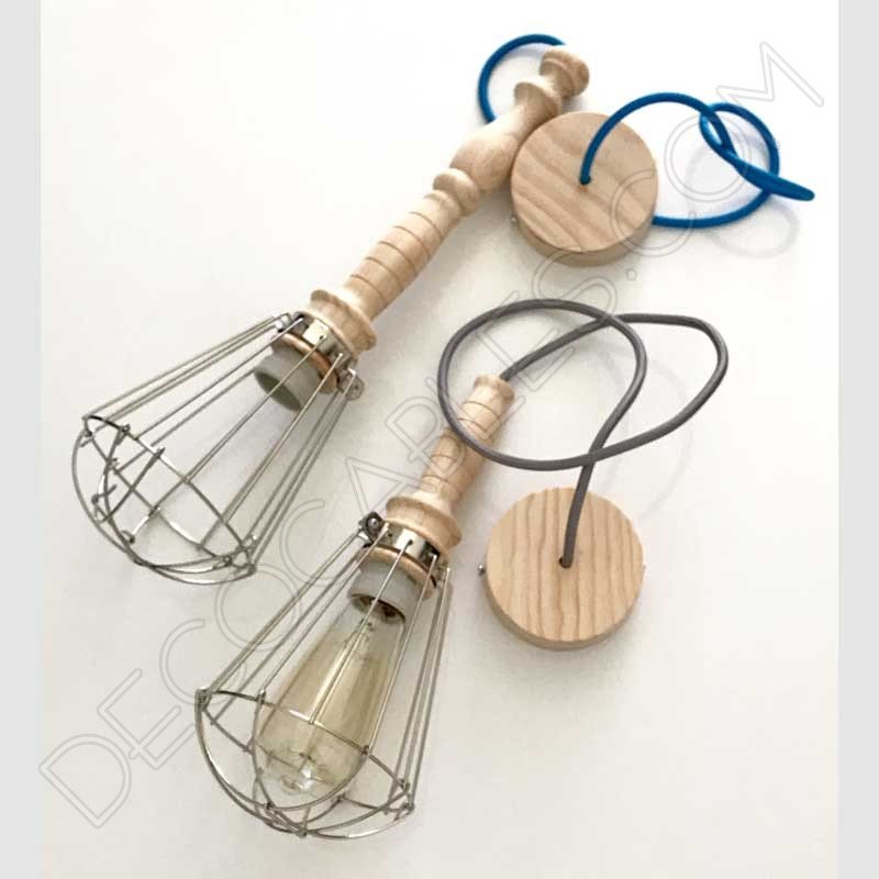 Lámpara colgante de madera con jaula metálica Lámpara colgante de madera con jaula metálica