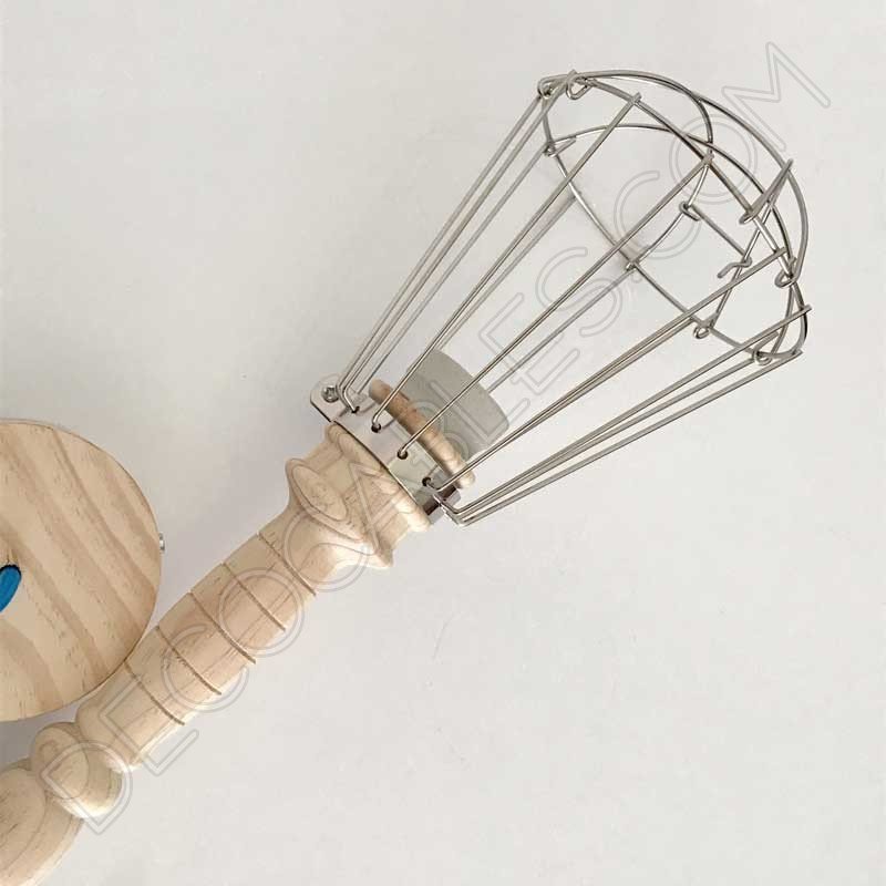 Lámpara colgante de madera con jaula metálica Lámpara colgante de madera con jaula metálica