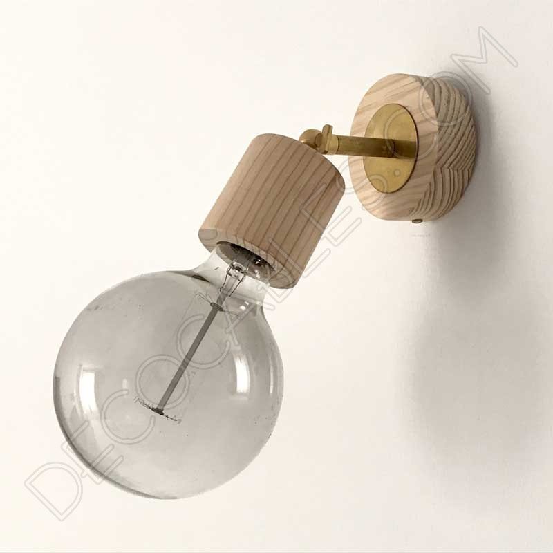 Foco articulado de pared en latón y madera Foco articulado de pared en latón y madera
